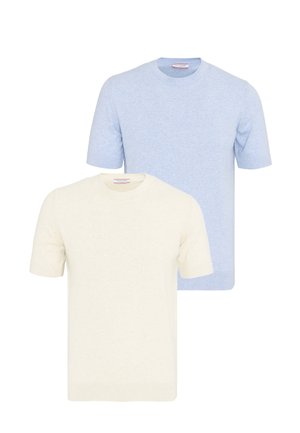Swetry z krótkim rękawem i dekoltem okrągłym w jasnoniebieskim i kremowym kolorze, prezentowane nakładające się na białym tle.