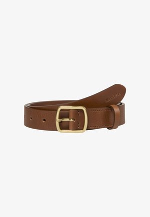 Bruine leren riem met een gladde textuur, voorzien van een gouden rechthoekige gesp en vijf gaatjes voor maataanpassing. Merkennaam in het leren deel gedrukt.