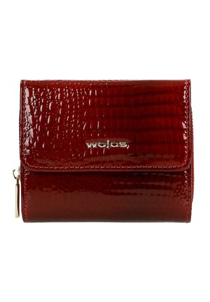 Portafoglio rosso in ecopelle con texture a coccodrillo, logo del marchio in tonalità oro, chiusura con flap magnetico e tasca con zip. Forma rettangolare compatta.