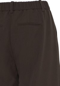 Vue arrière d'un pantalon marron foncé avec une taille élastique, des passants pour ceinture et deux poches passepoilées horizontales.