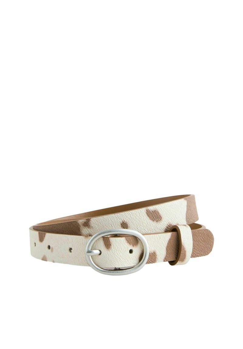 Ceinture mince avec un motif de cuir de vachette brun clair et blanc, dotée d'une boucle ovale en argent et de plusieurs trous d'ajustement.
