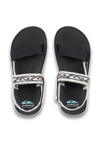 Svarta sandaler med en strukturerad fotbädd, som har blå detaljer och mönstrade vita remmar. Två justerbara svarta remmar säkrar foten.