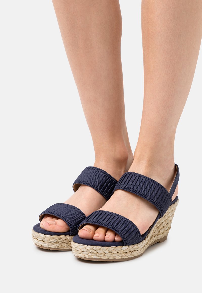Navy wedgesandaler med to brede, ribbede stropper og peep-toe design; jute-innpakket plattform og teksturert såle.