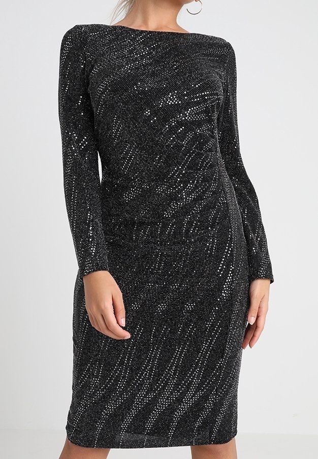 Robe noire à manches longues avec des accents argentés scintillants. Présente une silhouette ajustée et un design texturé avec un motif ondulé.