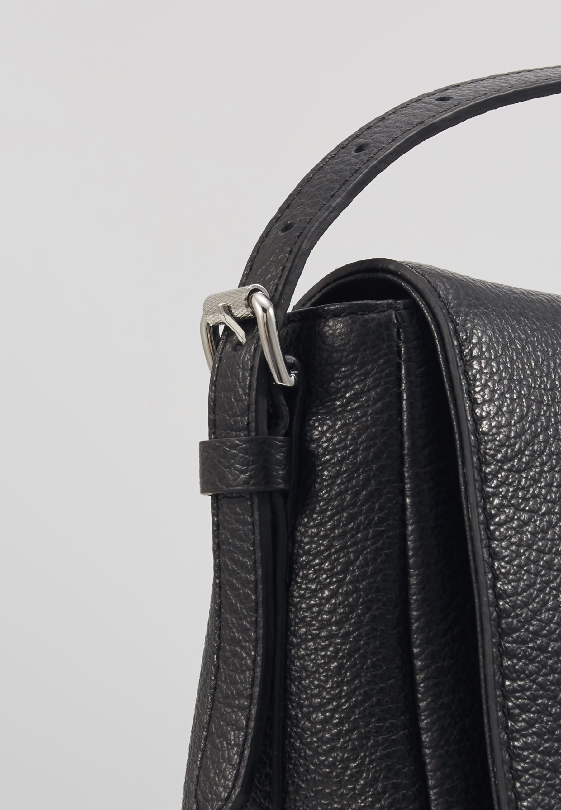 Coccinelle ALIX GRAINY FLAP Skulderveske noir Zalando.no Coccinelle ALIX GRAINY FLAP Skulderveske caramel