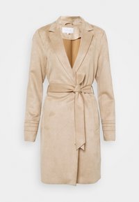 Cappotto lungo color nude, in tessuto scamosciato, con vita cintrata, rever a punta e spalle strutturate. Presenta due tasche laterali.