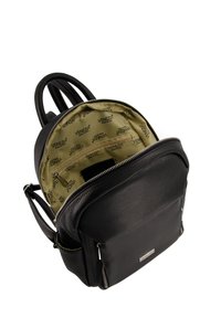 Schwarzer Leder-Rucksack mit strukturiertem Finish, Reißverschluss, zwei oberen Griffen und einem hellen Innenraum mit Logo-Print der Marke und Taschen.