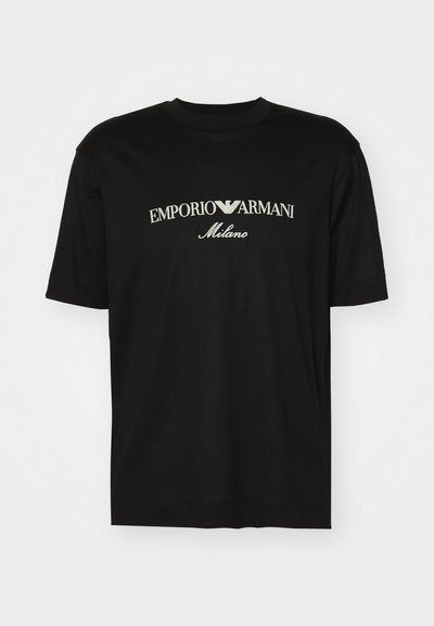 Čierne bavlnené tričko s okrúhlym výstrihom, krátkymi rukávmi a bielym logom "EMPORIO ARMANI" nad textom "Milano" v zakrivenej línii.