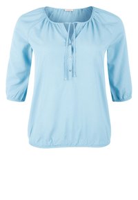 Blusa azzurro chiaro in tessuto morbido, con scollatura rotonda, chiusura con bottoni frontale e maniche a tre quarti con polsini elasticizzati.