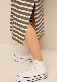 Next STRIPE  REGULAR FIT - Svetríkové šaty - neutral