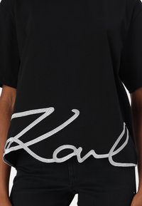KARL LAGERFELD OVERSIZED SIGNATURE HEM - Lihtne T-särk - black
