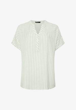 Hvid kortærmet bluse med lodrette lysegrå striber, en delt halsudskæring og tre knapper på forstykket.