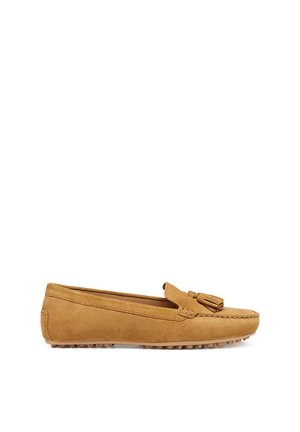 Mocassino in camoscio color cammello con dettaglio a nappina sulla parte superiore e suola in gomma con texture a pallini, vista laterale su sfondo bianco.