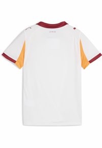 Jersey deportivo blanco con acentos en marrón y naranja en las mangas. Presenta un cuello redondo y un diseño minimalista con una pequeña inscripción.