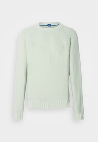 Pull vert clair en tricot à manches longues avec col rond, poignets et ourlet côtelés, et un petit logo embossé sur le côté gauche de la poitrine.