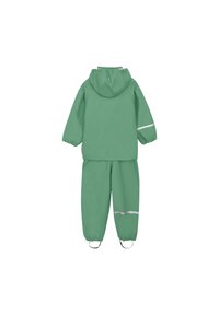 Groene regenpak met een hoodie-jack en broek, gemaakt van waterdicht materiaal, voorzien van elastische manchetten en reflecterende strepen voor zichtbaarheid.