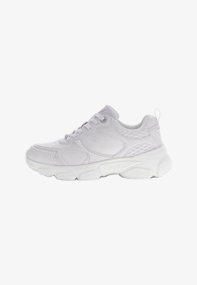 Baskets blanches de sport avec panneaux en mesh et cuir, semelle épaisse, fermeture à lacets à l'avant et col de talon rembourré avec languette.