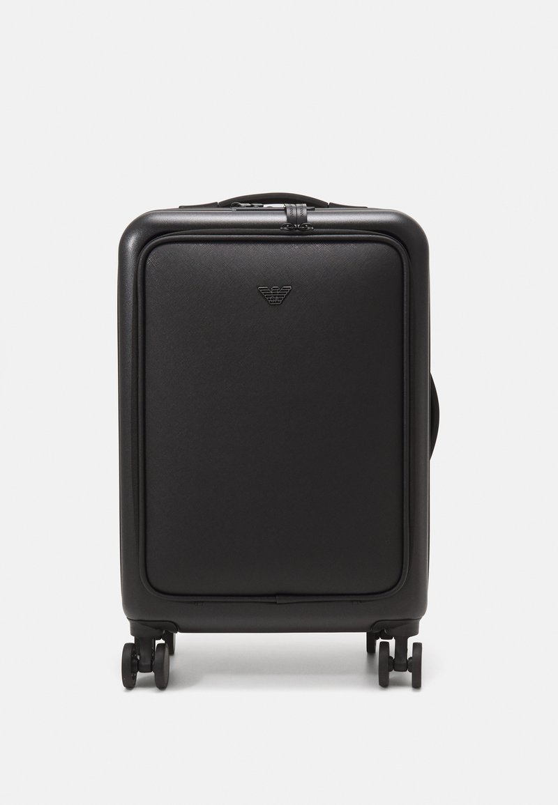 Černý tvrdý kufr s texturovaným povrchem, s předním logem, kolečky pro pohyb a pevným horním madlem.