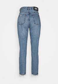 Höga ljusblå denimjeans med rak passform, fransad fåll och två bakfickor. Märket visas på bakre midjan.