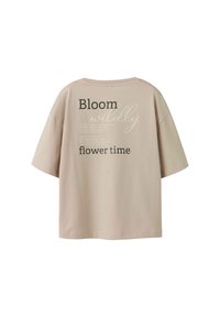 Beżowa bawełniana koszulka z krótkim rękawem. Zawiera grafikę tekstową: "Kwiatowo rozkwitaj" i "czas kwiatów" w różnych stylach czcionek. Klasyczny okrągły dekolt.