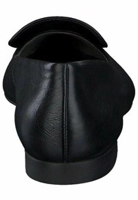 Chaussure plate en cuir noir avec un bout arrondi et une texture lisse. Talon doux avec une semelle extérieure à profil bas. Design minimaliste sans ornements.