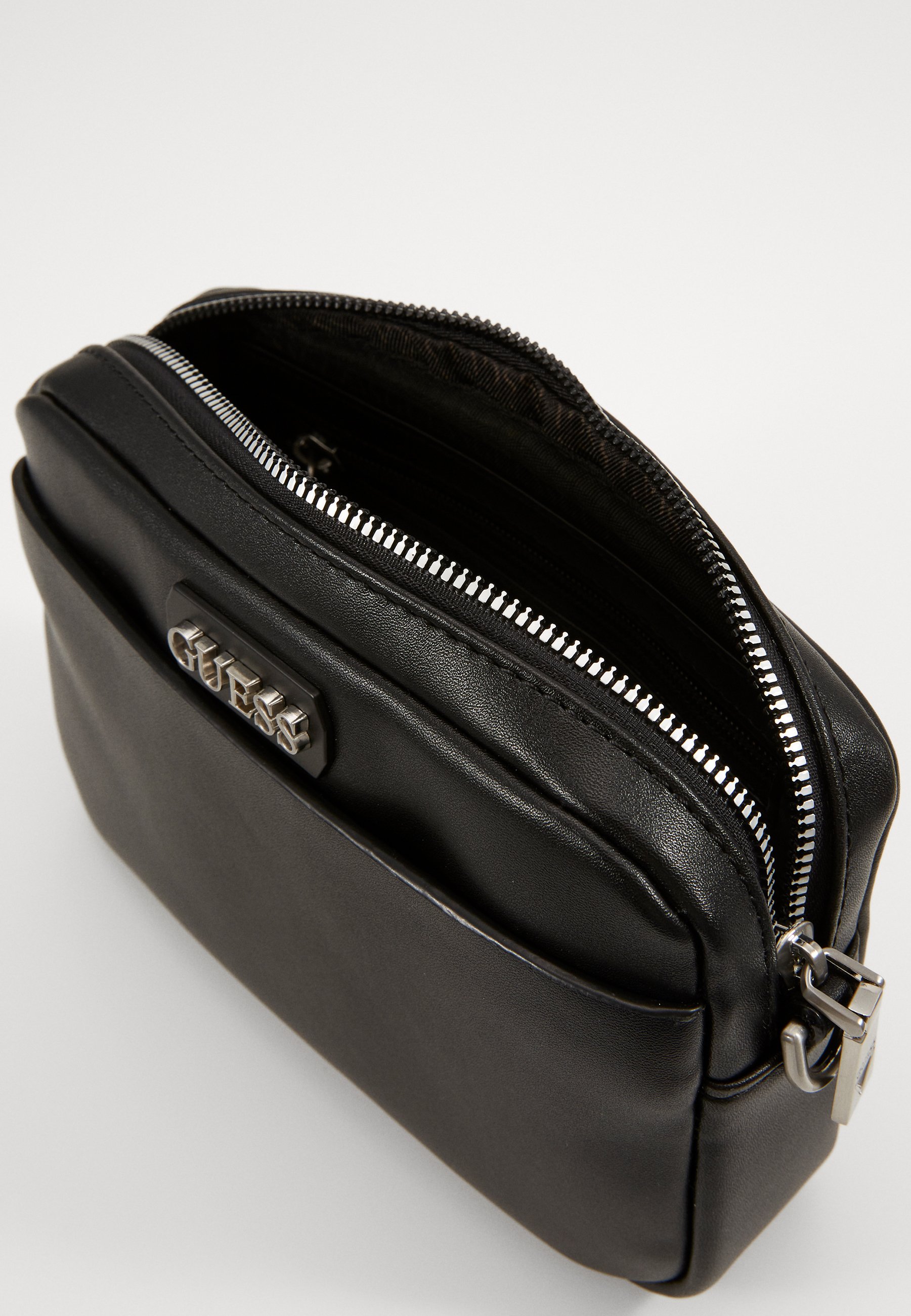 Guess DAN SMALL NECESSAIRE Skulderveske black Zalando.no Guess DAN SMALL NECESSAIRE Skulderveske black Zalando.no