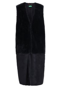 Černá bezrukávová vesta z umělé kožešiny s hladkým povrchem. Má hluboký výstřih do V a dlouhý, rovný střih.