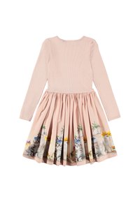 Vaaleanpunainen mekko pitkillä hihoilla, ribbaattu yläosa ja laskostettu hame, jossa on värikäs kissakuosi helman ympärillä. Tasainen tekstuuri koko mekossa.