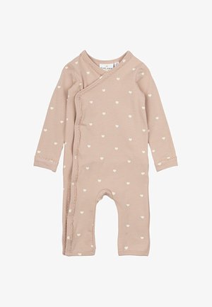 Langærmet babydragt i blødt beige stof med hvide hjerte mønstre, med en indpakningsdesign, trykknapper og delikat blonde trim.