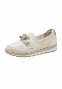 Zapatos blancos sin cordones con cuerpo de tela tejida, detalles en cuero y un lazo decorativo. La suela es de color beige claro con dibujo antideslizante.