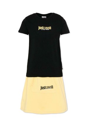 Top nero a maniche corte con scritta gialla "Just Cavalli Little Rogue" abbinato a una gonna gialla con tasca frontale e logo "Just Cavalli".