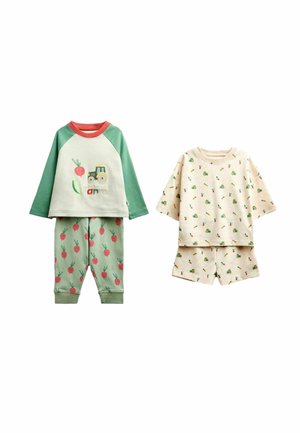 Zwei Sets von Kinderpyjamas: eines mit grünen Ärmeln und Radieschen-Muster-Hosen, das andere beige mit kleinen Traktor- und Karottenmotiven.