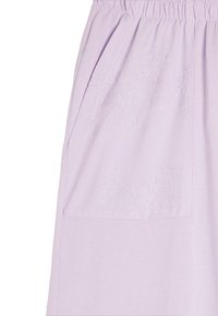 Liliowa bawełniana spódnica z elastycznym pasem, z kieszenią ozdobioną haftem kwiatowym. Miękka tekstura i lekki materiał.