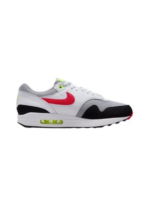Białe buty sportowe z szarymi i czarnymi akcentami, z czerwonym logo Nike, neonowożółtą poduszką powietrzną oraz materiałami z teksturowanej skóry i siateczki.