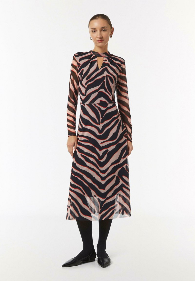 Robe à manches longues avec un décolleté en trou de serrure, présentant un motif zèbre rose et noir. Fabriquée en matériau transparent, tombant au niveau du mollet.