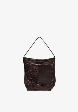 Bolso marrón tejido con un diseño de malla texturizada y un bolsillo de cuero oscuro sólido. Cuenta con una sola correa y una abertura en la parte superior para un acceso fácil.