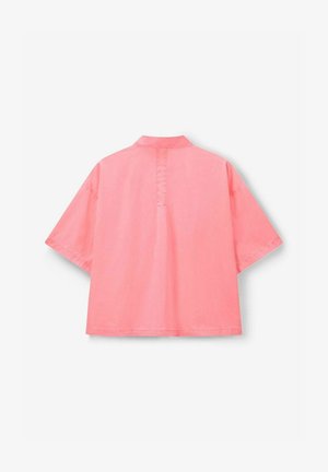 Korte mouwen shirt, lichtgewicht katoen in felroze, achterkant heeft een kleine kraag en een verticale naad in het midden.