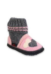 Fleece sloffen met een roze en grijs kleurenschema, voorzien van een gebreide grijze boord, hartpatronen en zwarte rubberen zooldetails.