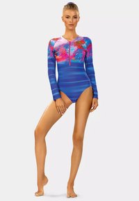 Kostium kąpielowy z długim rękawem, z intensywnym niebieskim tłem i kwiatowym wzorem w odcieniach różu i fioletu, z zamkiem z przodu oraz dopasowanym krojem.