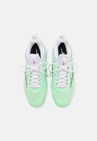 Scarpe da ginnastica verde menta con accenti bianchi, punta rotonda, tomaia in rete testurizzata, lacci piatti e dettagli con logo in contrasto nero e rosa.
