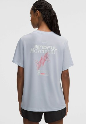 lululemon TRAINING SHORT SLEEVE GRAPHIC - T-shirt imprimé - serene blue