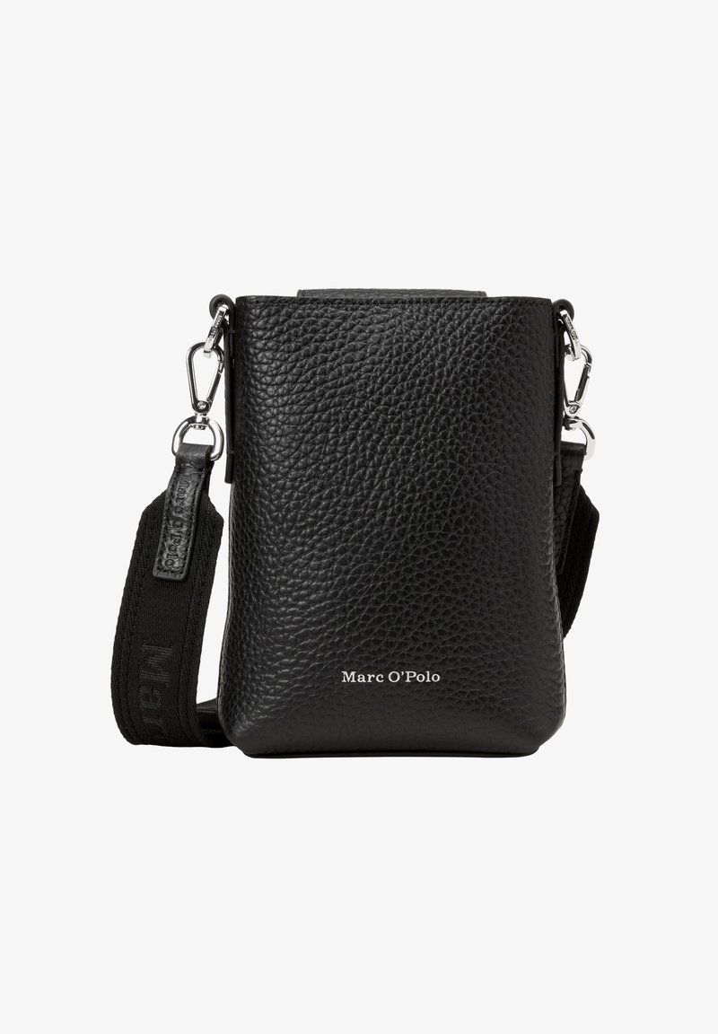 Schwarze Leder-Crossbody-Tasche mit strukturiertem Finish, verstellbarem Riemen und silbernen Beschlägen. Mit dem Markenzeichen auf der Vorderseite.
