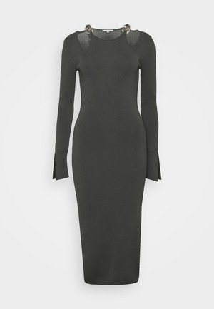 Vestido verde oscuro de manga larga en diseño ajustado de punto, con recortes en los hombros y detalles de herrajes plateados en el escote.