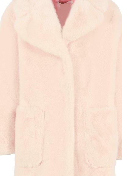 Cappotto in pelliccia artificiale di un morbido rosa pallido, con ampio colletto e tasche a patta frontali.