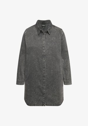 Szara koszula dżinsowa z zapięciem na guziki, długimi rękawami, szpiczastym kołnierzykiem i ćwiekowanymi detalami na ramionach. Casualowy i luźny krój.