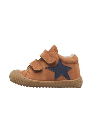 Scarpa da bambino in camoscio marrone con due strap con velcro, suola in gomma marrone chiaro e una grande stella blu scuro sul lato.