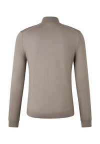 Beżowy sweter z długim rękawem i kołnierzem typu mock neck, prezentowany z tyłu, o dopasowanej sylwetce i ściągaczach przy mankietach oraz u dołu.