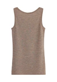 Canotta color tortora con una morbida texture melangiata, caratterizzata da un collo rotondo e senza maniche, ideale per essere indossata a strati o per un look casual.