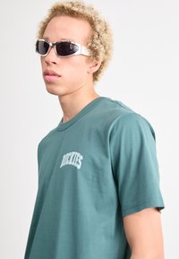 Dickies AITKIN CHEST TEE - Apdrukāts T-krekls - dark green