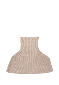 Brązowy, prążkowany sweter z lekko podwyższonym kołnierzem, o rozkloszowanym kroju, z wysokim kołnierzem i wycięciami po bokach, tworząc nowoczesną sylwetkę.